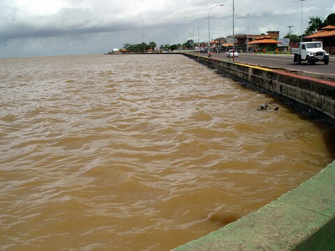 Rio Amazonas, em Macap, na mar alta